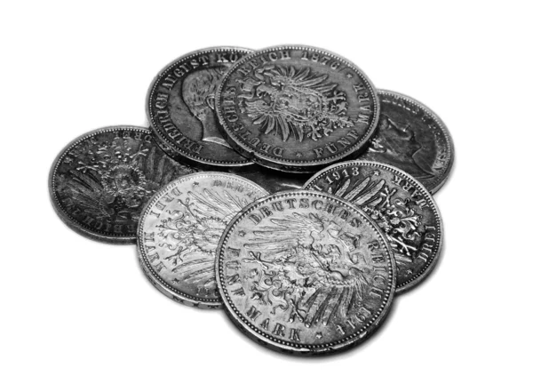 Klein hoopje van oude grote Duitse munten. — Stockfoto