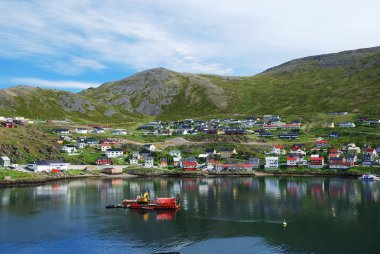 fjord, mageroya kenarında balıkçı kasabası ile yeşil tepe.