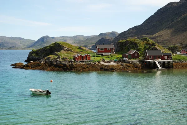 Isola con villaggio di pescatori nel bel mezzo del fiordo, Mageroya . — Foto Stock