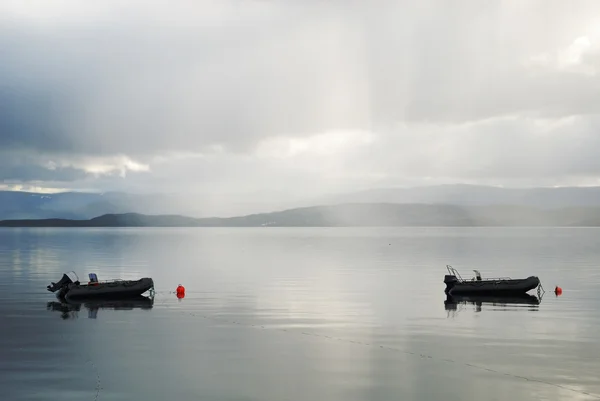 Fjord met twee boten door zilveren waas van zomeravond. — Stockfoto