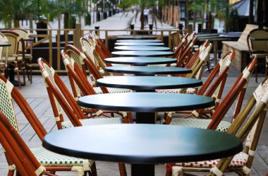 Sabahın erken saatlerinde kaldırım restoran