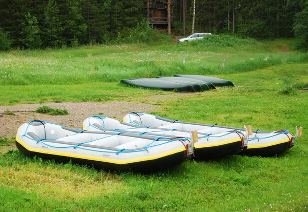 Rafts et canots dans la clairière verte . — Photo