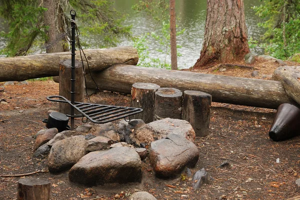 Site van camping in Finse taiga bos — Stockfoto