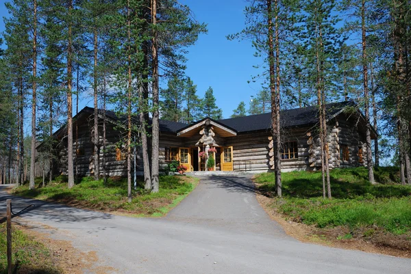 Restaurante finlandês no meio da floresta de pinheiros, Ukonkivi — Fotografia de Stock