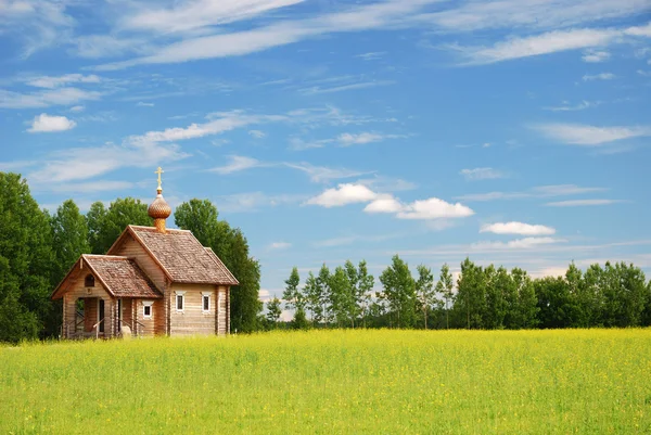 Finse landschap met kleine houten kerk. — Stockfoto