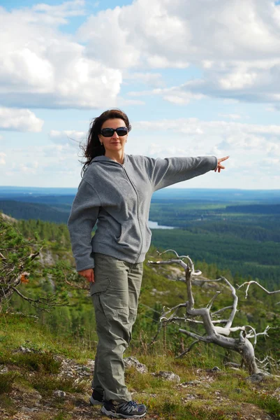 Kvinna på grön topp sommaren Ruka. — Stockfoto