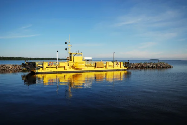 Manamansalo 的蓝色水中黄色渡轮 — 图库照片