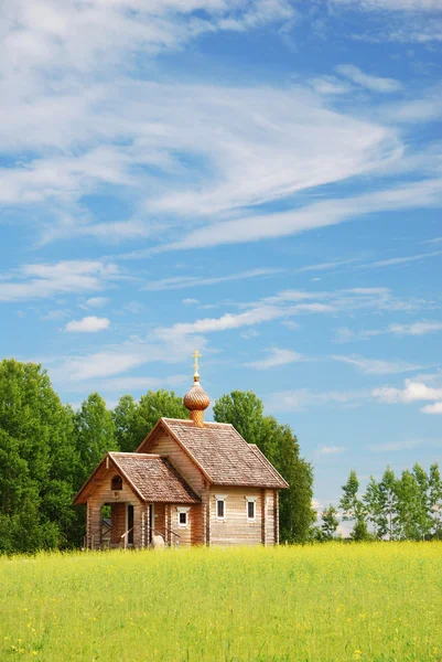 Finse landschap met kleine houten kerk. — Stockfoto