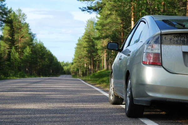 Auto op Finse weg in het bos — Stockfoto