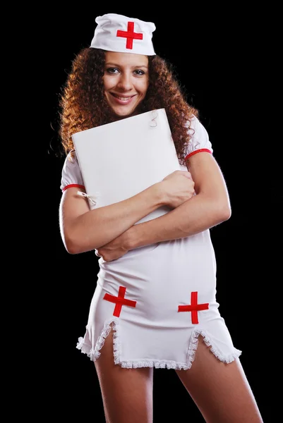 Sorridente infermiera medica con una cartella — Foto Stock