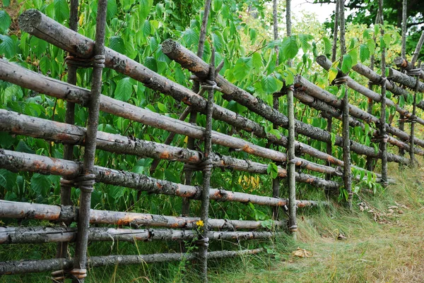 Schwedischer Zaun aus Holzpfählen. — Stockfoto