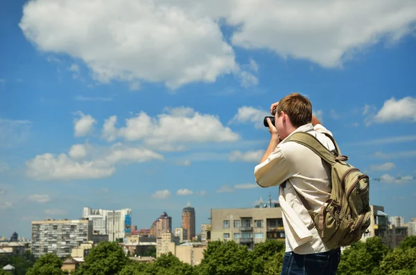 Mann fotografiert die Stadt — Stockfoto