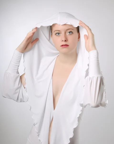 Mujer joven se quita la capucha blanca — Foto de Stock