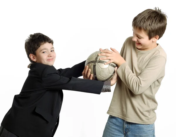 Dua anak laki-laki bermain dengan sepak bola terisolasi di atas putih — Stok Foto