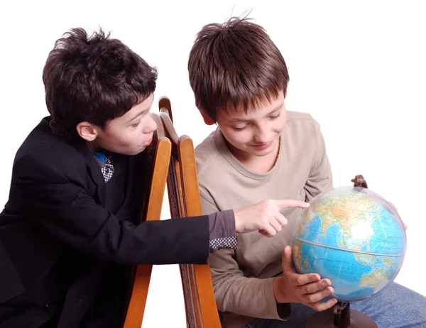 Dos chicos investigando esfera aislada en blanco — Foto de Stock