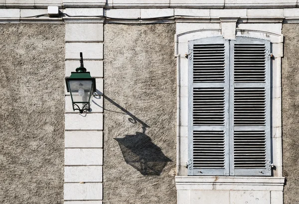 Уличная лампа и ее тень в солнечный день — стоковое фото