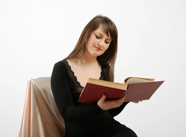 Brunette lisant le grand livre isolé sur blanc — Photo