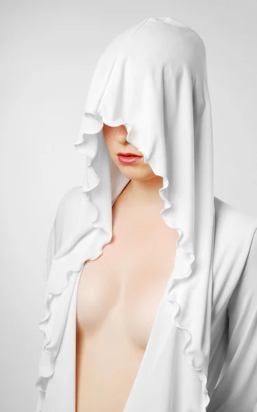 Γυμνή γυναίκα που έκλεισε με κουκούλα λευκό — Φωτογραφία Αρχείου