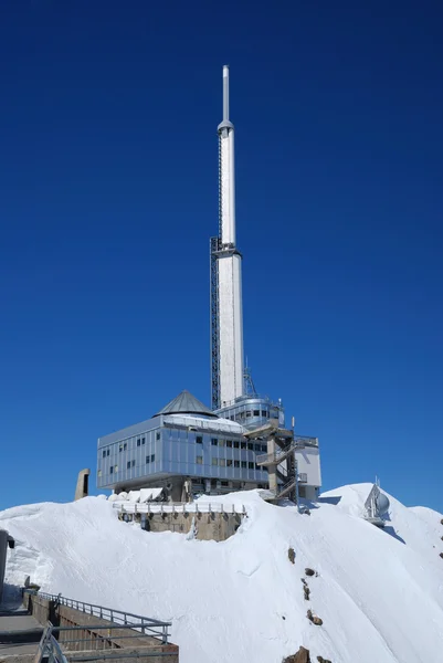 Vista futurista de la montaña con estación meteorológica remota — Foto de Stock