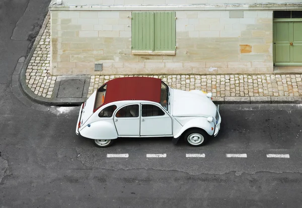 Eski otomobil boş sokakta ayarlama — Stok fotoğraf