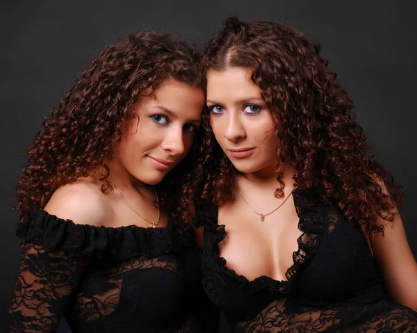 Nahaufnahme hübscher Zwillinge — Stockfoto