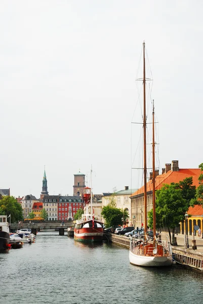 Staden kanalen med fartyg i Köpenhamn. — Stockfoto