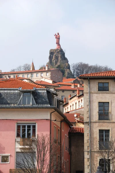 Europeiska stadsbilden med skulptur tornar upp sig — Stockfoto
