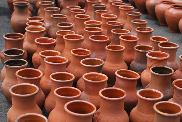 Molte brocche di ceramica esterne — Foto Stock