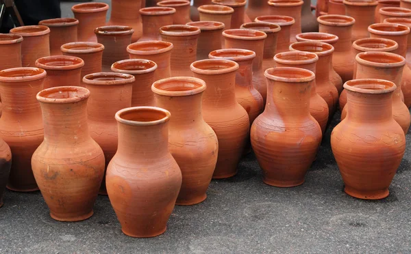 Viele Keramikkrüge außen — Stockfoto