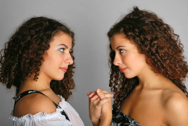 Portrait of twins face to face — Stock Photo, Image