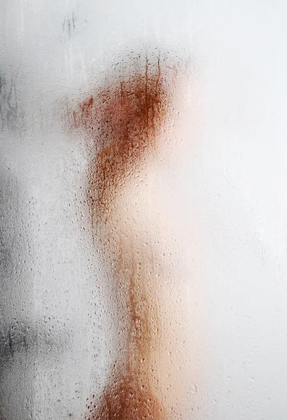 Silhueta desfocada através de vidro de choro — Fotografia de Stock