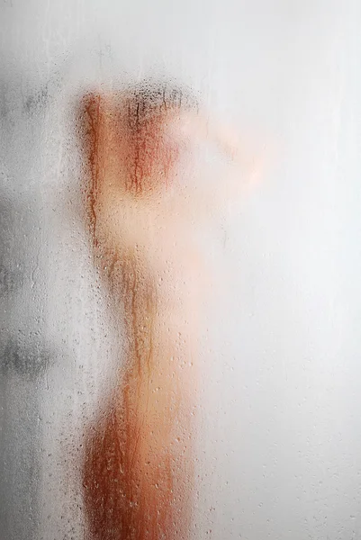 Silueta borrosa a través de vidrio llorón — Foto de Stock