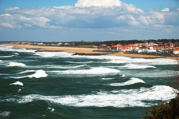 Ondas continuas surgiendo hacia el océano cerca de Biarritz . — Foto de Stock