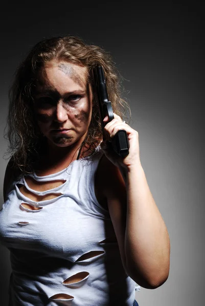 Ernste Frau mit Handfeuerwaffe — Stockfoto