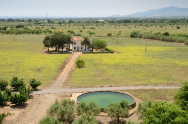 catalonia kurak düz arasında bir ev