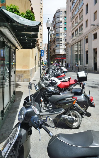 Linie motocykli zaparkowanych na ulicy — Zdjęcie stockowe