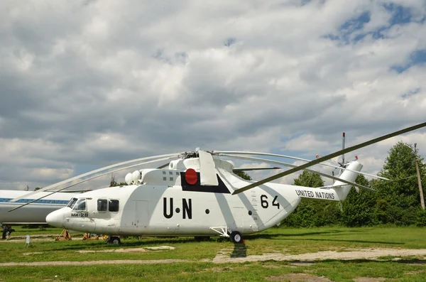 Hélicoptère Mi-26 sur le terrain — Photo