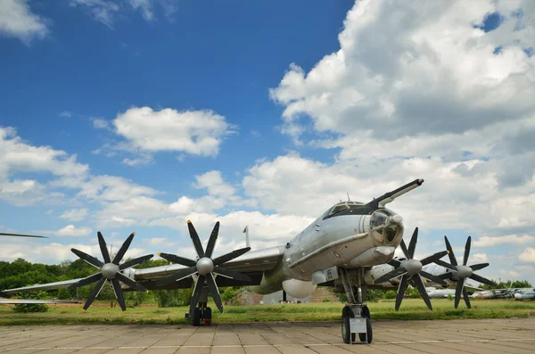 Aviones militares en el aeródromo — Foto de Stock