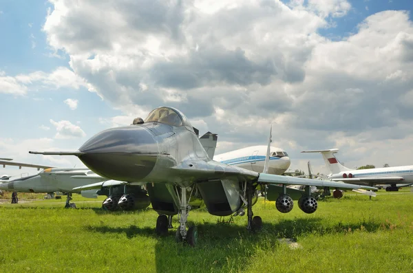 Aviones militares en el aeródromo —  Fotos de Stock