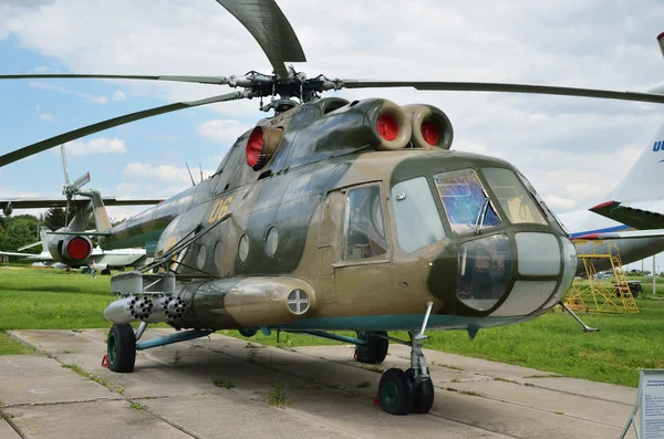 Mångsidig helikopter mi-8mt på fältet — Stockfoto