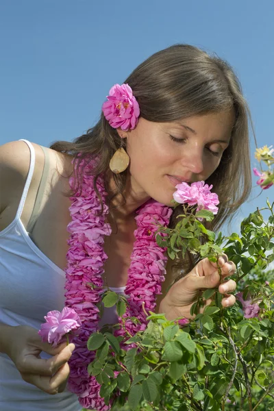 Όμορφο κορίτσι μυρίζοντας ένα τριαντάφυλλο — Φωτογραφία Αρχείου