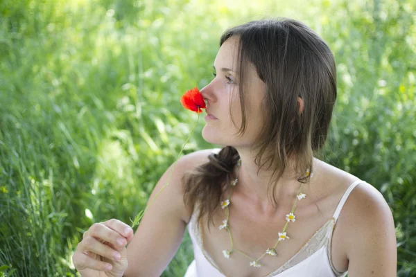 Woman holding a poppy — Stock Photo, Image