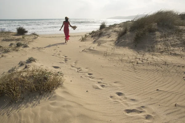 Caminhando sobre as dunas de areia — Fotografia de Stock