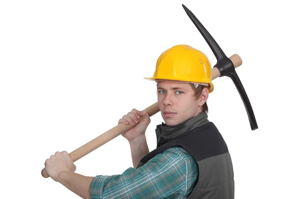 Werknemer met een houweel — Stockfoto