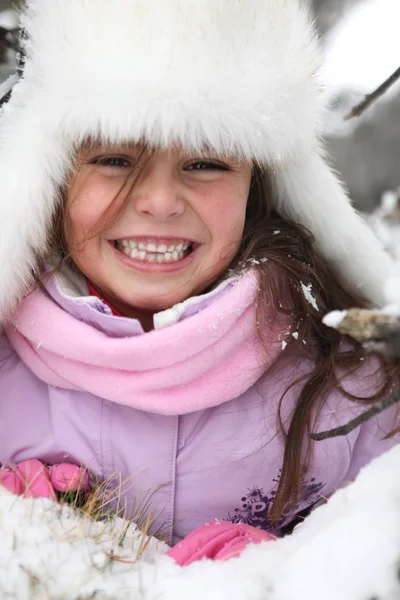 Szczęśliwa dziewczynka w ośrodku narciarskim — Zdjęcie stockowe