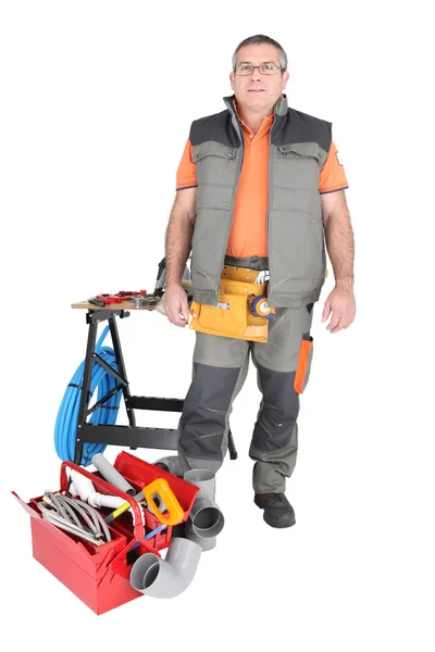 Ouvrier avec équipement et outils de plomberie — Photo
