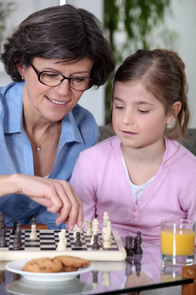 Mãe filha xadrez jogo — Fotografia de Stock