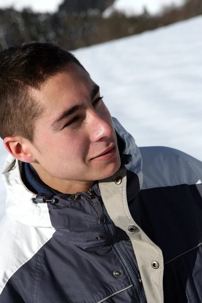 Adolescente na neve — Fotografia de Stock