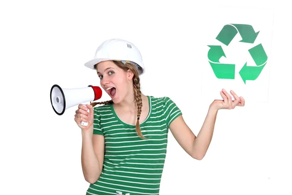 Craftswoman, κρατώντας μια ετικέτα της ανακύκλωσης και μιλάει μέσα από ένα μεγάφωνο — Φωτογραφία Αρχείου