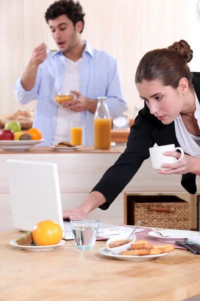 Par som äter frukost innan arbetet — Stockfoto